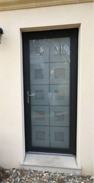 Porte entrée kline modèle damier alu bicolore noir sablé/blanc Portes d'entrée en aluminium : porte entrée kline modèle damier alu bicolore noir sablé/blanc, vitrée. Wilco Yvelines 78