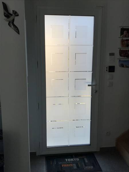 Portes d'entrée en aluminium : porte entrée alu kline damier vue intérieure, vitrée. Wilco Yvelines 78