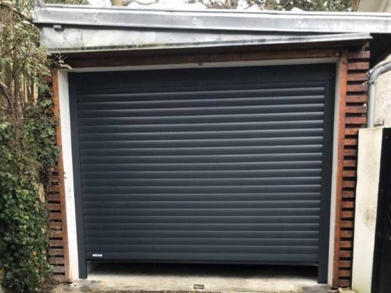 Portes de garage enroulantes : porte garage à enroulement lakal alu gris 9016. Wilco Yvelines 78