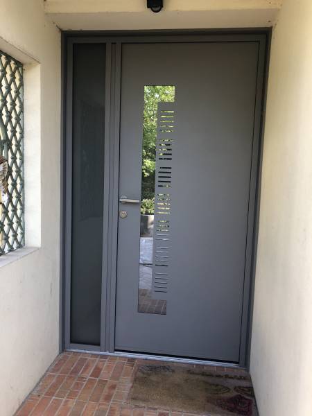 Portes d'entrée en aluminium : porte d'entrée k-line monobloc, modèle piano, vue extérieure, avec décors. Wilco Yvelines 78