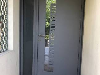 Portes d'entrée en aluminium : porte d'entrée k-line monobloc, modèle piano, vue extérieure, avec décors. Wilco Yvelines 78
