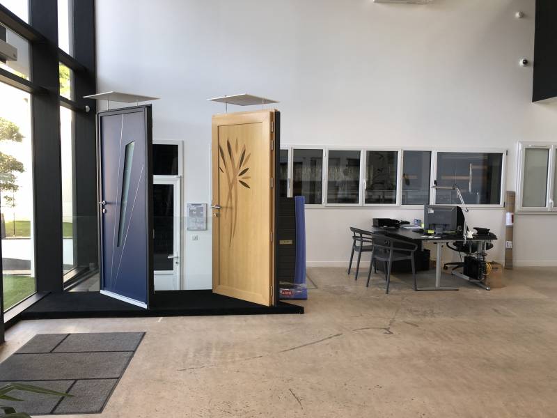 porte-dentree-aluminium-k-line-de-la-gamme-perspective-modele-fuseau-et-porte-dentree-mixte-bois-aluminium-de-la-marque-mc-france-exposees-a-lagence-wilco-dorgeval porte-dentree-aluminium-k-line-de-la-gamme-perspective-modele-fuseau-et-porte-dentree-mixte-bois-aluminium-de-la-marque-mc-france-exposees-a-lagence-wilco-dorgeval