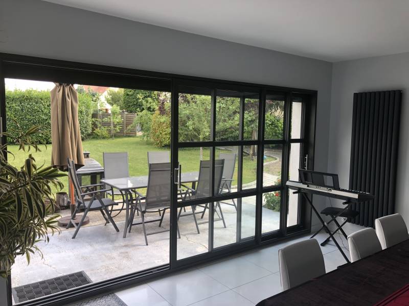 baie-vitree-noire-coulissante-k-line-ouverte-vue-dinterieur-installee-par-wilco baie-vitree-noire-coulissante-k-line-ouverte-vue-dinterieur-installee-par-wilco