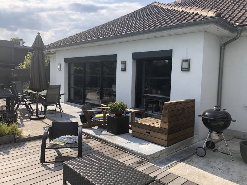 baie-vitree-noire-vue-dexterieure-fenetres-et-volets-roulant-a-chapet-dans-les-yvelines-installes-par-wilco baie-vitree-noire-vue-dexterieure-fenetres-et-volets-roulant-a-chapet-dans-les-yvelines-installes-par-wilco