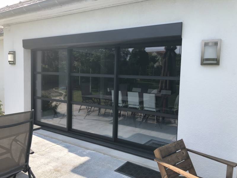 vue-de-face-exterieure-dune-baie-vitree-noire-coulissante-k-line-installee-par-wilco vue-de-face-exterieure-dune-baie-vitree-noire-coulissante-k-line-installee-par-wilco