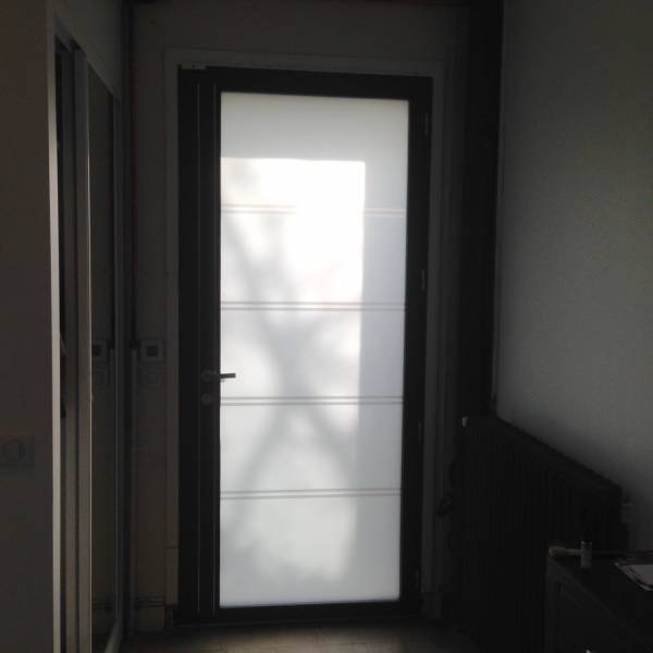 Portes d'entrée en aluminium : porte d'entrée k-line symphonie vue d'intérieur, vitrée. Wilco Yvelines 78