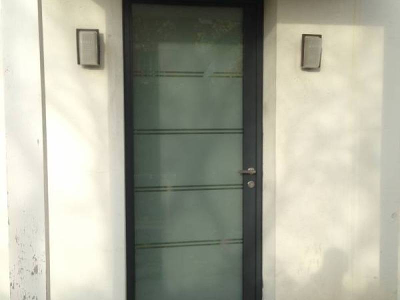 Portes d'entrée en aluminium : porte d'entrée k-line symphonie vue d'extérieur, vitrée. Wilco Yvelines 78