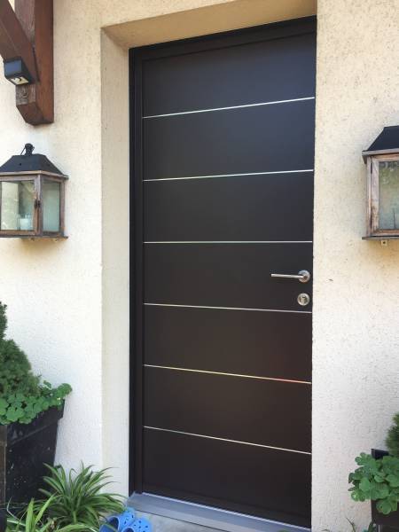 Portes d'entrée en aluminium : porte d'entrée k-line monobloc modèle lignée, avec décors. Wilco Yvelines 78