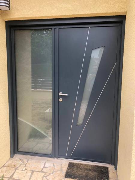 Porte fuseau k-line avec châssis adjacent Portes d'entrée en aluminium : porte fuseau k-line avec châssis adjacent, avec décors. Wilco Yvelines 78