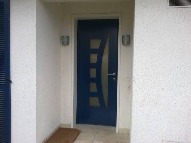 Porte d'entrée en aluminium coloris bleu Portes d'entrée en aluminium : porte d'entrée en aluminium coloris bleu, avec décors. Wilco Yvelines 78