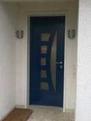 Portes d'entrée en aluminium : porte d'entrée en aluminium coloris bleu, avec décors. Wilco Yvelines 78