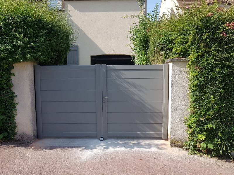 Portail alu signature lames larges 255 mm gris 9007 text Portails et clotures alu : portail alu signature lames larges 255 mm gris 9007 text, plein. Wilco Yvelines 78