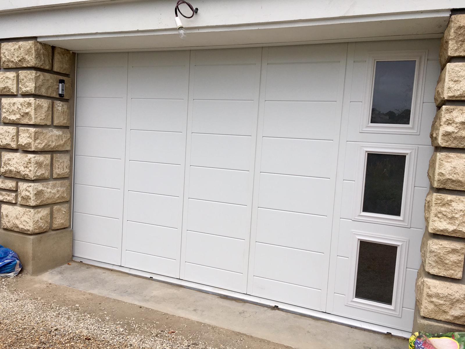 porte-de-garage-coulissante-laterale-motorisee-blanche-avec-hublots-design-sib porte-de-garage-coulissante-laterale-motorisee-blanche-avec-hublots-design-sib