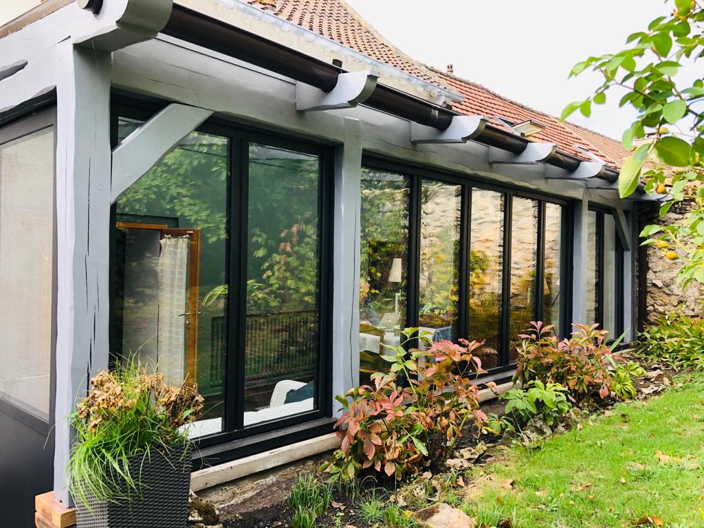 veranda-modernise-avec-des-fenetres-aluminium-noir-sable veranda-modernise-avec-des-fenetres-aluminium-noir-sable
