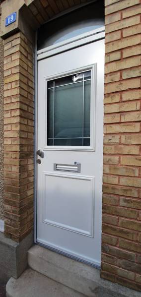 Portes d'entrée en aluminium : porte d'entrée très classique wilco, semi-vitrée. Wilco Yvelines 78