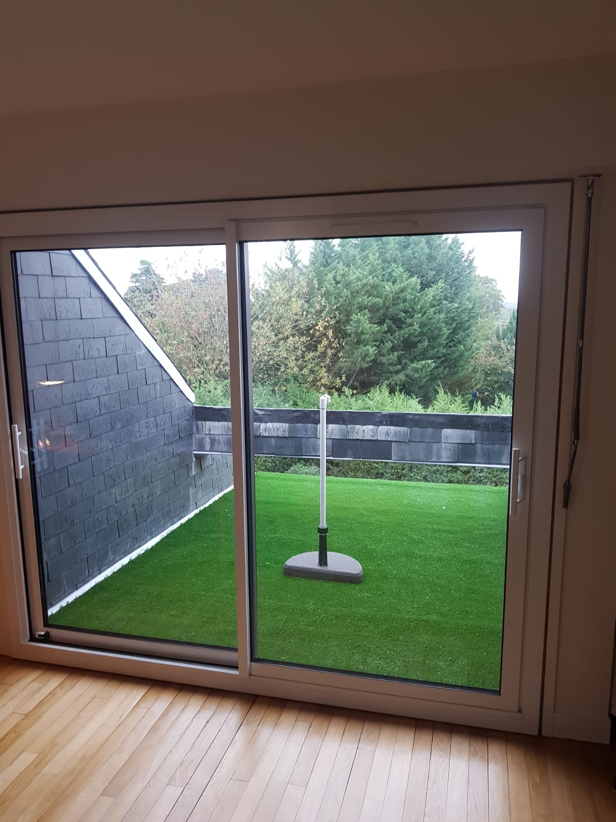wilco-expert-fenetre-kline-installe-une-baie-coulissante-2-vantaux-sur-terrasse wilco-expert-fenetre-kline-installe-une-baie-coulissante-2-vantaux-sur-terrasse