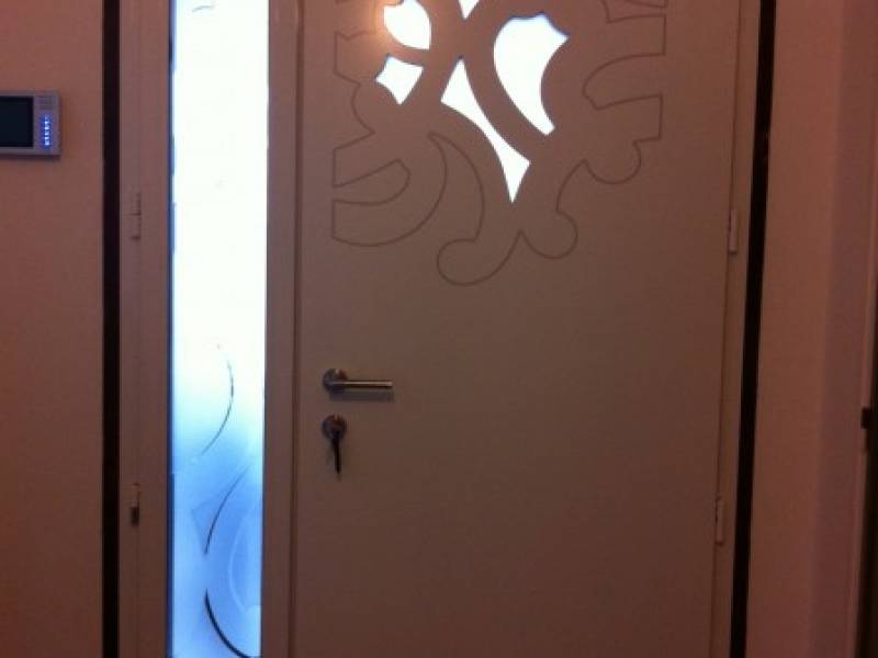 Portes d'entrée en aluminium : porte d'entrée kline avec décors blanche, avec décors. Wilco Yvelines 78