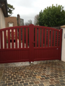 Portail aluminium classique coloris bordeaux