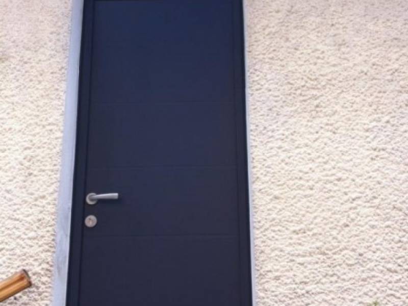 Portes d'entrée en aluminium : porte d'entrée kline alu pleine noire, plein. Wilco Yvelines 78