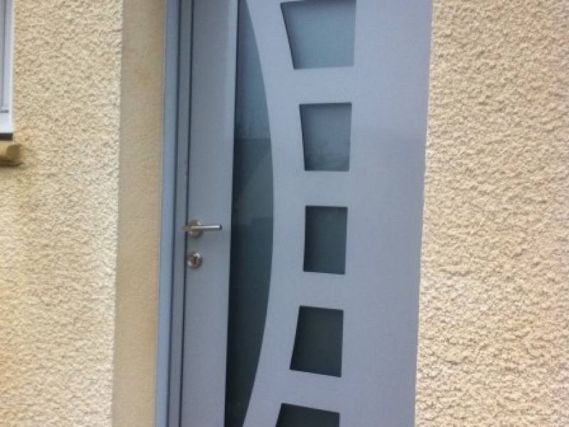 Portes d'entrée en aluminium : porte d'entrée kline avec décors gris, avec décors. Wilco Yvelines 78
