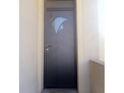 Portes d'entrée en aluminium : porte d'entrée gamme caractere modele arome, avec décors. Wilco Yvelines 78