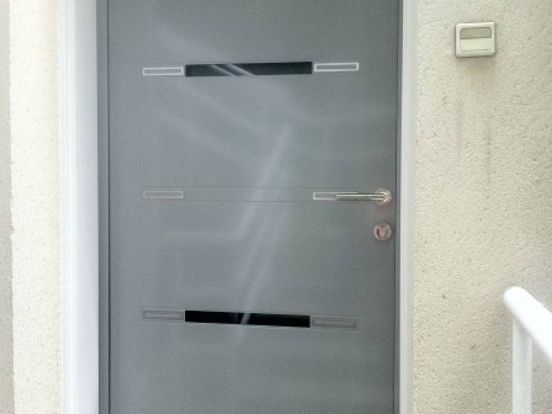 Portes d'entrée en aluminium : porte d'entrée kline gamme caractere modele tao, avec décors. Wilco Yvelines 78