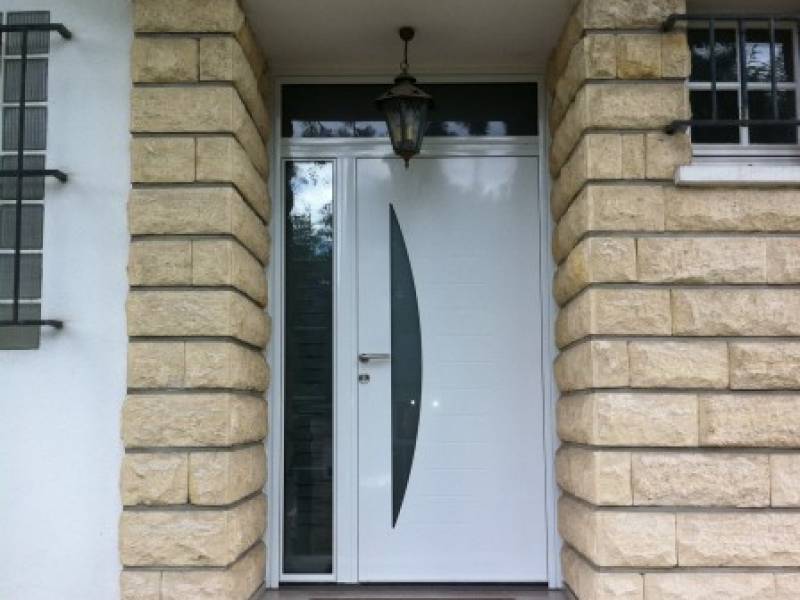 Portes d'entrée en aluminium : porte d'entrée kline gamme contemporaine modele velum, avec décors. Wilco Yvelines 78