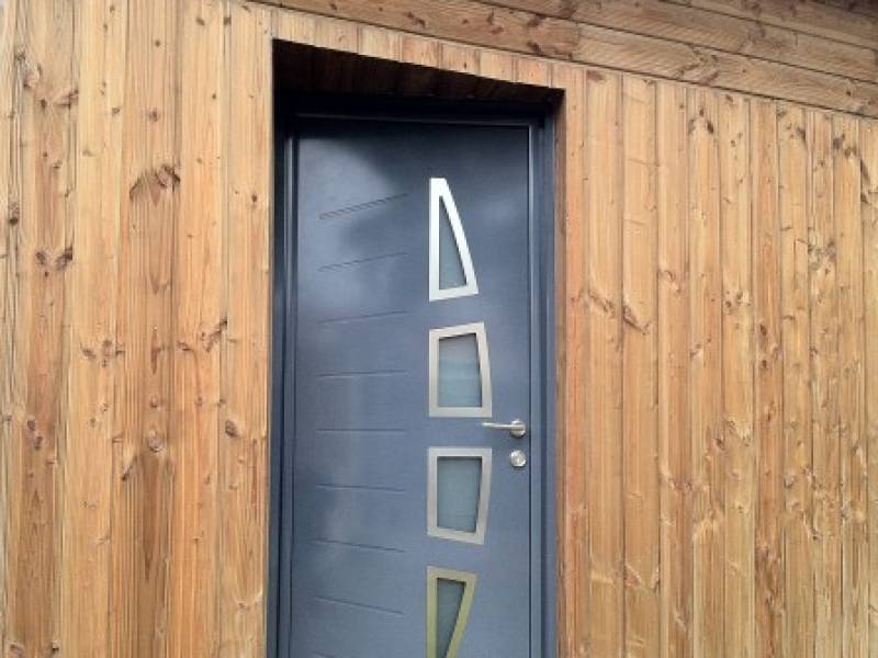Portes d'entrée en aluminium : porte d'entrée alu kline avec décors grise, avec décors. Wilco Yvelines 78