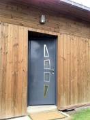 Portes d'entrée en aluminium : porte d'entrée alu kline avec décors grise, avec décors. Wilco Yvelines 78