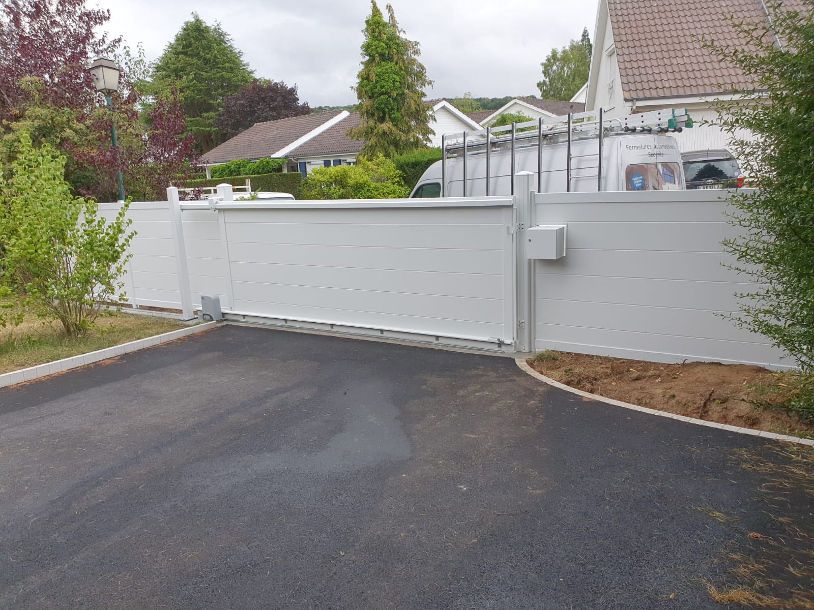 chantier-maconnerie-et-portail-blanc-coulissant-marsinval-villennes-sur-seine-wilco chantier-maconnerie-et-portail-blanc-coulissant-marsinval-villennes-sur-seine-wilco