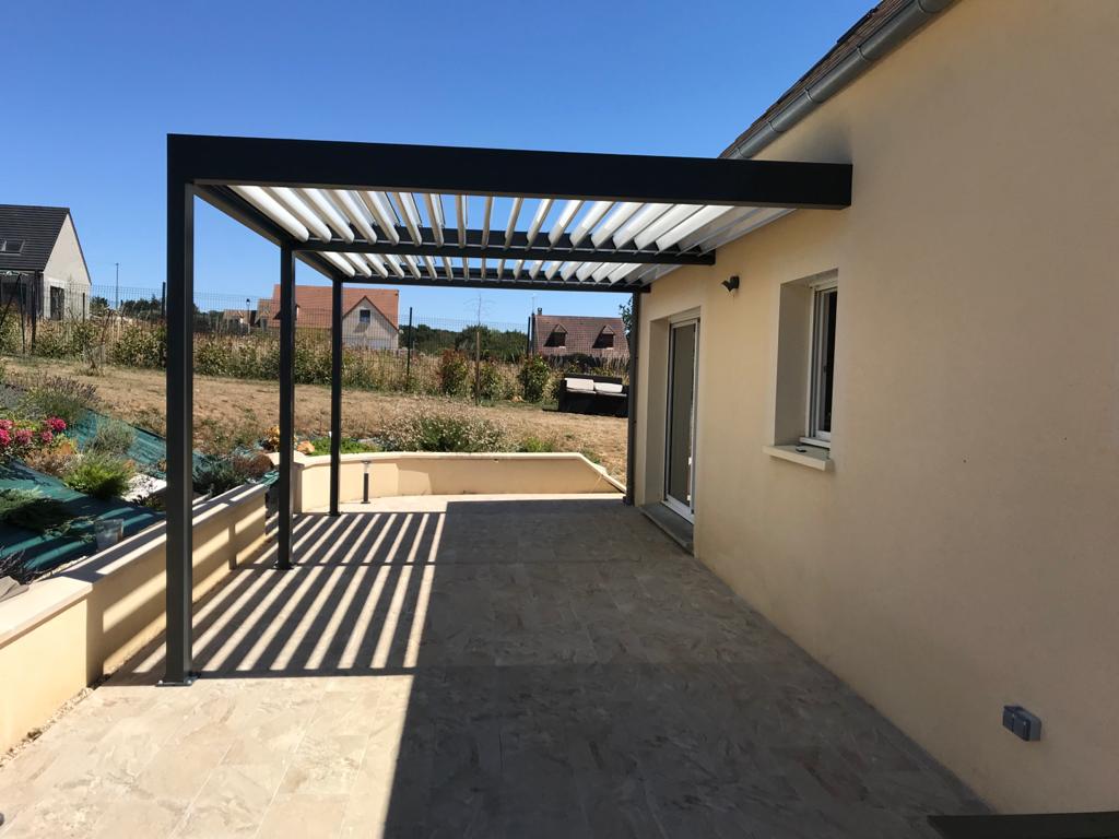 pergola-marquises-store-modele-izis-lames-blanches-et-structure-7016 pergola-marquises-store-modele-izis-lames-blanches-et-structure-7016