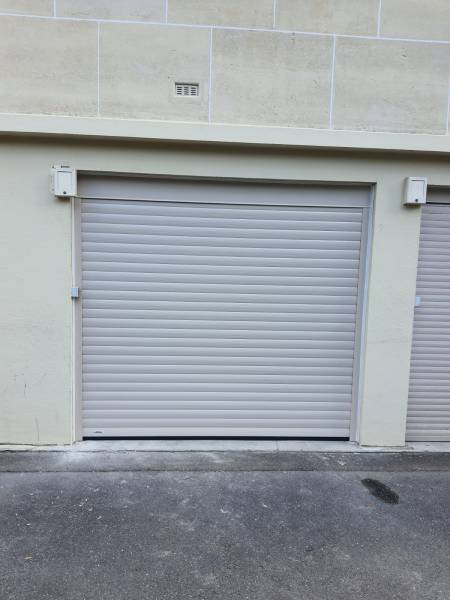 Portes de garage enroulantes : volet roulant de garage lakal coloris beige, plein. Wilco Yvelines 78