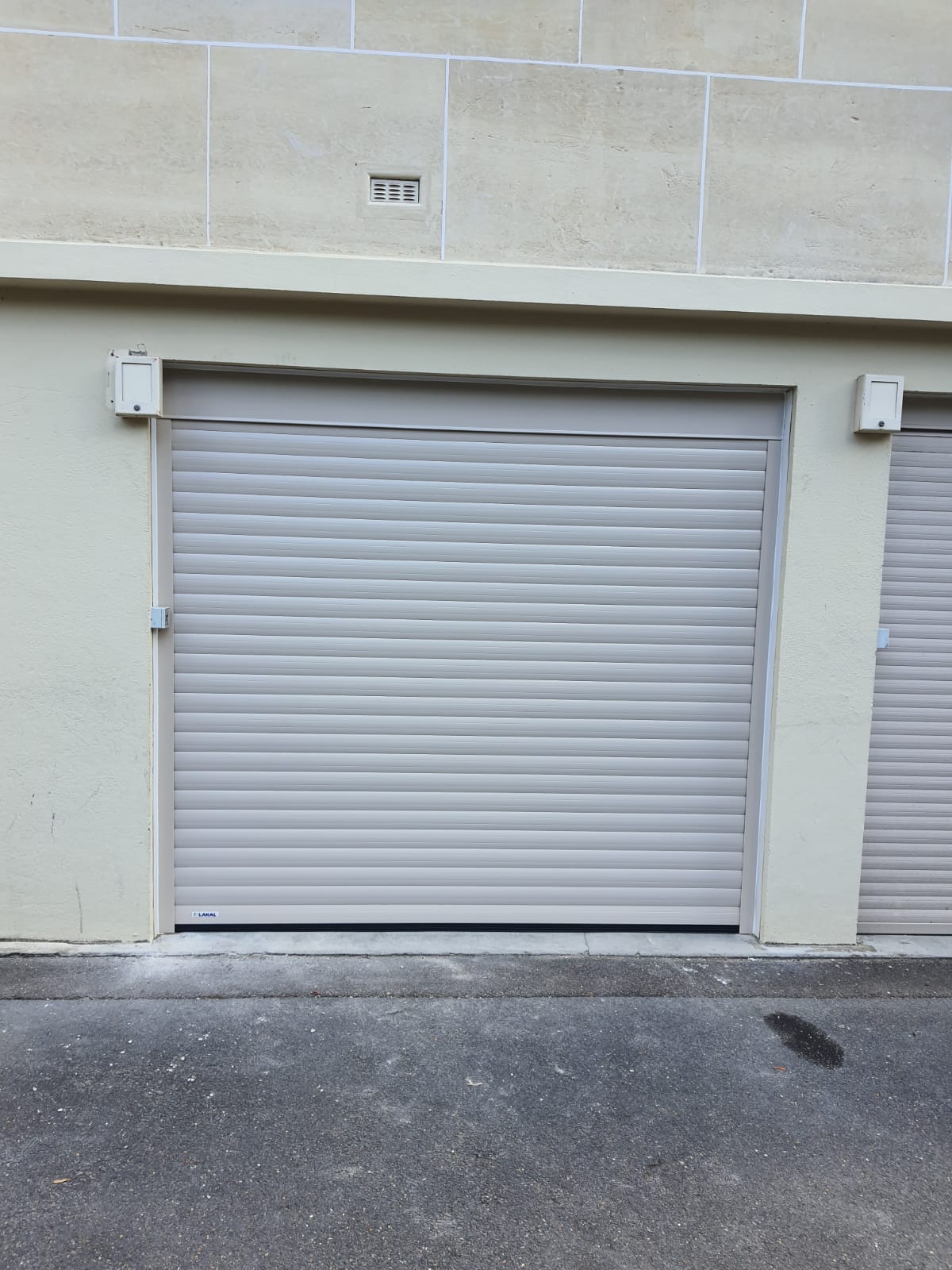volet-roulant-de-garage-lakal-coloris-beige volet-roulant-de-garage-lakal-coloris-beige