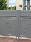Portails et clotures alu : portail et clôture alu sib modèle labyrinthe, gris 2900 sablé, avec décors. Wilco Yvelines 78