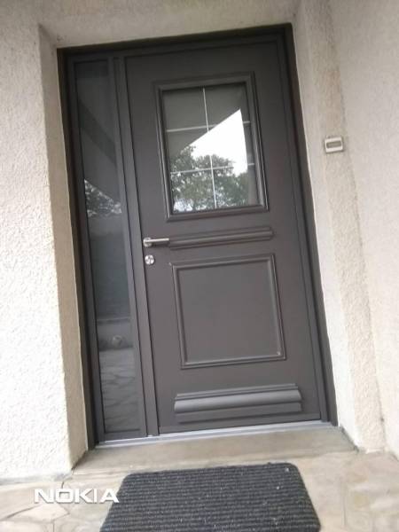 Porte d'entrée alu k-line, collection créative gris 2900 sablé Portes d'entrée en aluminium : porte d'entrée alu k-line, collection créative gris 2900 sablé, semi-vitrée. Wilco Yvelines 78