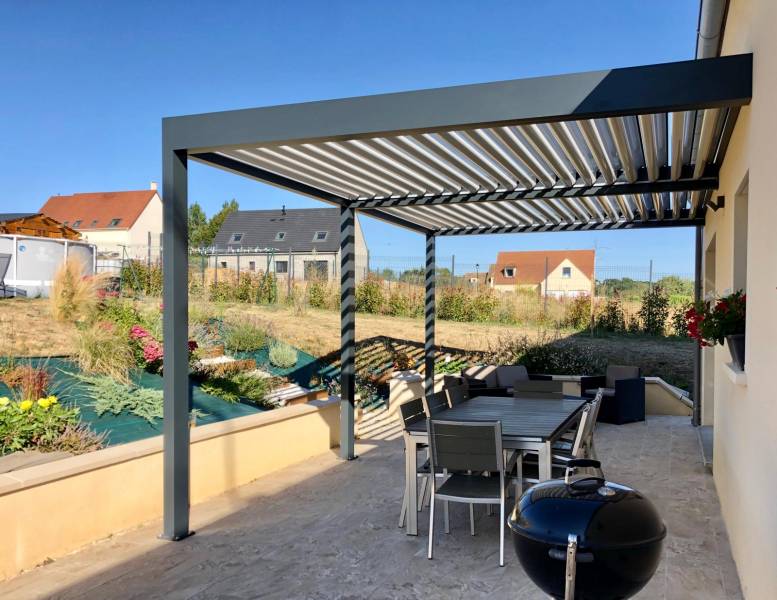 Pergolas design, pose murale ou libre : pergola izi à lames alu orientables gris 7016, ajouré. Wilco Yvelines 78