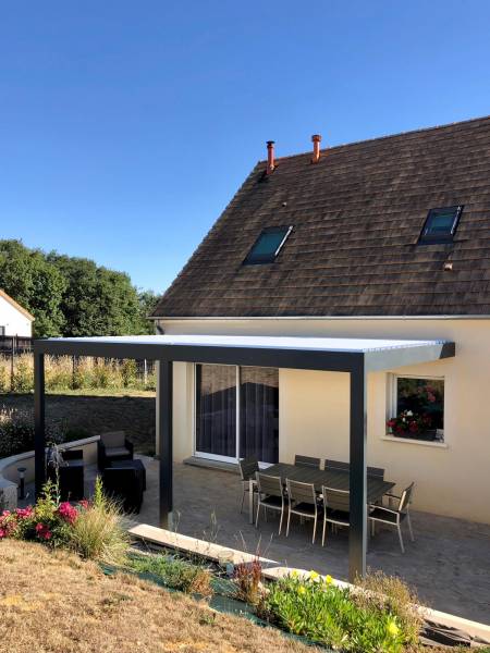 Pergolas design, pose murale ou libre : pergola gris foncé wiilco installateur marquises stores, ajouré. Wilco Yvelines 78