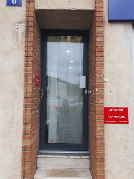 Portes d'entrée en aluminium : porte magasin verneuil sur seine klgt k line, vitrée. Wilco Yvelines 78