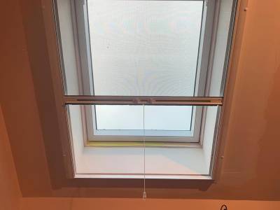 Stores fenêtres de toit : moustiquaire bandalux iintérieur de velux, ajouré. Wilco Yvelines 78