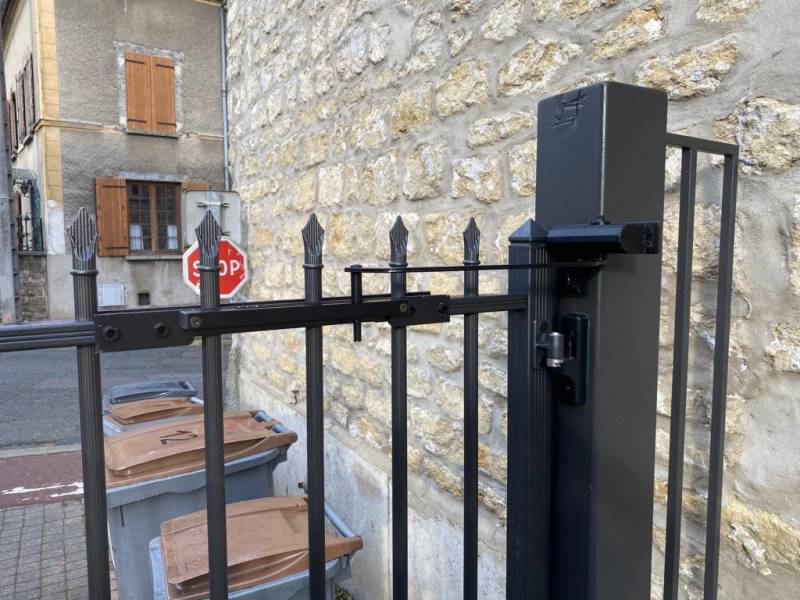 Moteurs, interphones & accessoires : groom frein de porte extérieur sur portillon en alu. Wilco Yvelines 78