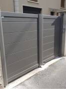 Portails et clotures alu : portail alu moderne design gris lames larges motorisé, plein. Wilco Yvelines 78