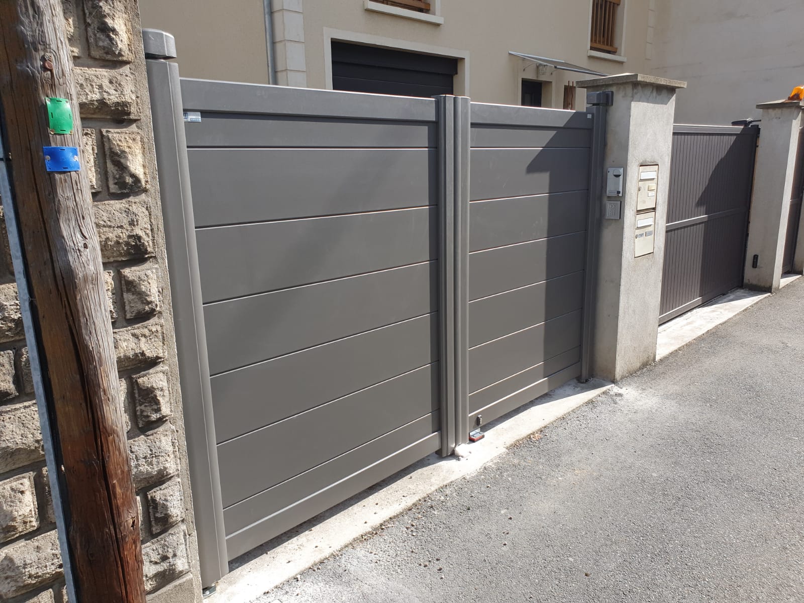portail-alu-moderne-design-gris-lames-larges-motorise portail-alu-moderne-design-gris-lames-larges-motorise