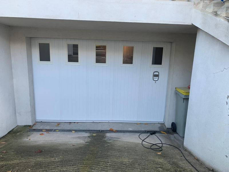 Portes de garage coulissantes latérales : porte de garage coulissante sib avec hublots blanche motorisée isolante, semi-vitrée. Wilco Yvelines 78