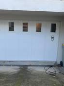 Portes de garage coulissantes latérales : porte de garage coulissante sib avec hublots blanche motorisée isolante, semi-vitrée. Wilco Yvelines 78
