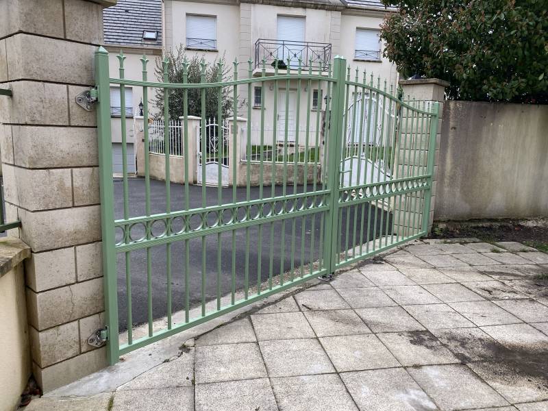 Portail ajouré vert pastel décoration ronds orgeval Portails et clotures alu : portail ajouré vert pastel décoration ronds orgeval, ajouré. Wilco Yvelines 78