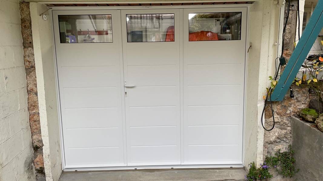 Porte de garage battante alu : porte de garage battante alu blanche modèle luxembourg 1, semi-vitrée. Wilco Yvelines 78