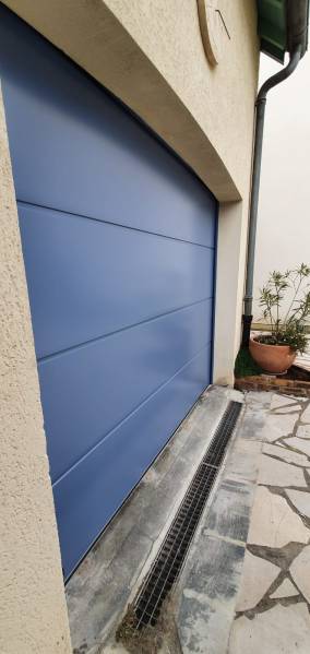 Portes de garage sectionnelles : porte de garage sectionnelle alu bleu pigeon, plein. Wilco Yvelines 78