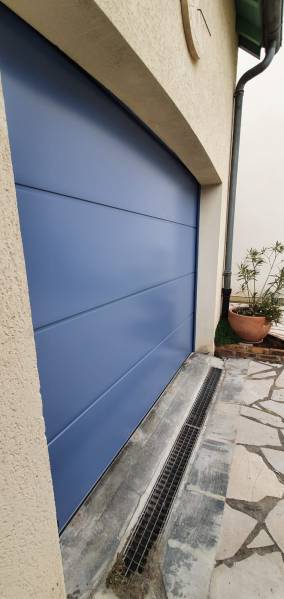Porte de garage sectionnelle alu bleu pigeon Portes de garage sectionnelles : porte de garage sectionnelle alu bleu pigeon, plein. Wilco Yvelines 78