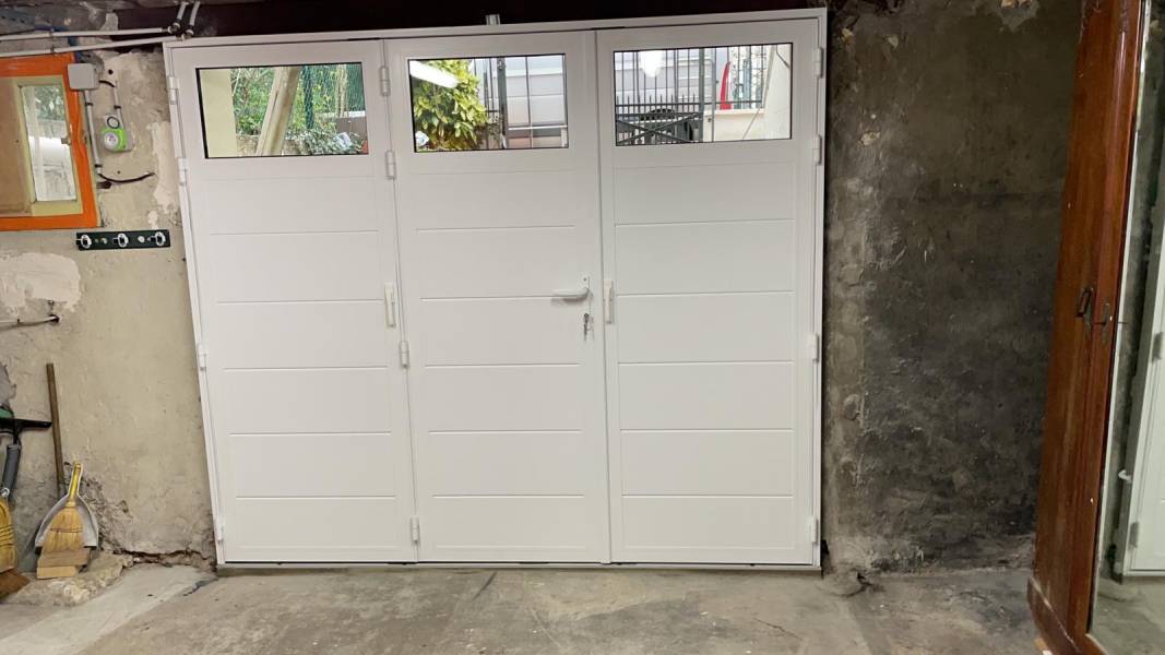 Porte de garage battante alu : porte de garage battante alu blanche modèle luxembourg 2, semi-vitrée. Wilco Yvelines 78