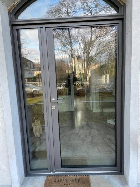 Portes d'entrée en aluminium : porte entrée alu cintrée gris 2900 avec semi fixe le vésinet, vitrée. Wilco Yvelines 78